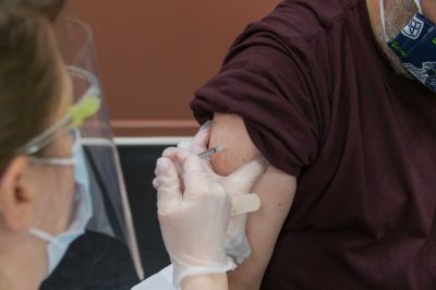 Pfizer рассмотрит возможность регистрации вакцины от COVID-19 в России Pfizer рассмотрит возможность регистрации вакцины от COVID-19 в России