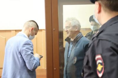 Суд отказался приобщать к делу экс-губернатора Библию от Шпигеля Суд отказался приобщать к делу экс-губернатора Библию от Шпигеля