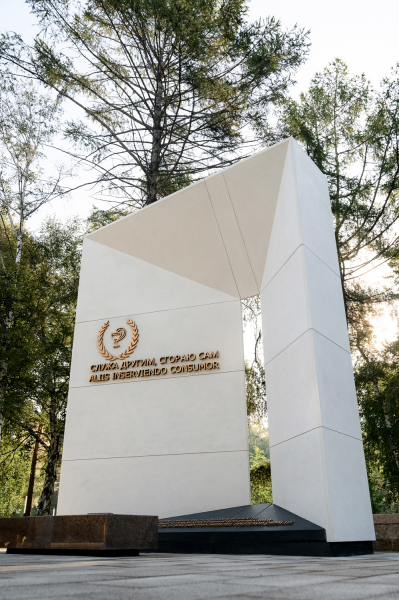 В Иркутске открыли памятник погибшим при борьбе с COVID-19 медработникам