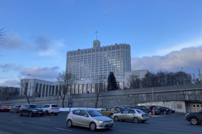 Правительство продлило действие особенностей предоставления разрешений и госуслуг