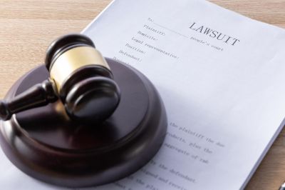 Сотрудница J&J подала в суд на компанию за расточительство средств