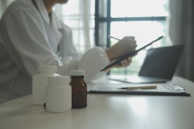 Аттестацию на квалификационную категорию приравняют к аккредитации фармспециалистов