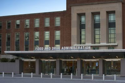 Глава Центра FDA по оценке лекарств покинет пост в июле